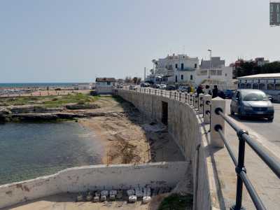 Situata a nord del porticciolo del borgo, � posta sotto il livello stradale: risulta infatti dominata dall�alto dal lungomare di Torre a Mare, che in questo punto prende il nome di via Andrea Buonsante